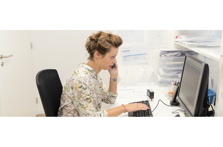 Medewerker aan telefoon