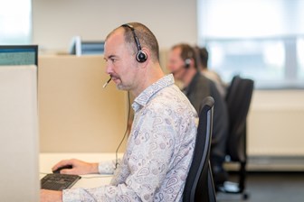 Medewerker Support aan de telefoon